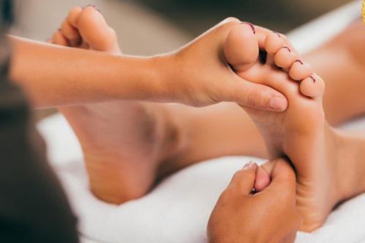 Bấm huyệt chữa tê bì, dị cảm tay chân do hóa chất trị ung thư - Ảnh 3.