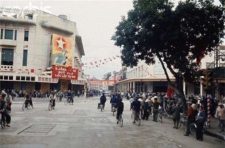 Bồi hồi với chùm ảnh màu đặc biệt về cuộc sống ở Hà Nội năm 1973 - Ảnh 1.