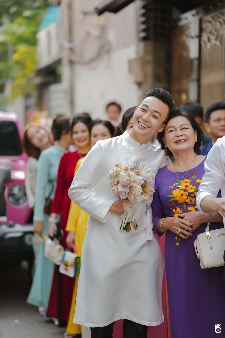 Lê Âu Ngân Anh hôn chú rể MC nổi tiếng trong lễ vu quy - Ảnh 1. Lê Âu Ngân Anh hôn chú rể MC nổi tiếng trong lễ vu quy - Ảnh 1.