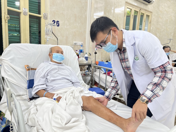 Phẫu thuật kết hợp xương ít xâm lấn thành công cho cụ ông 100 tuổi - Ảnh 3.
