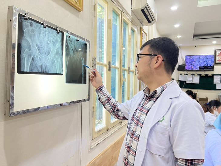 Phẫu thuật kết hợp xương ít xâm lấn thành công cho cụ ông 100 tuổi - Ảnh 1.
