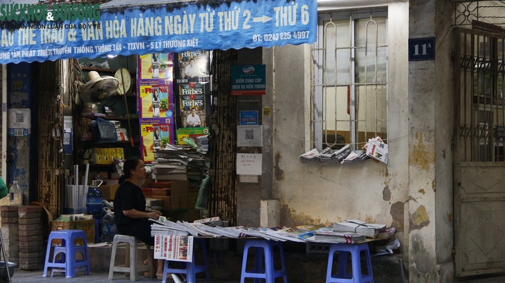 "Ngắm nghía" những sạp báo giấy, nơi lưu giữ văn hóa Hà Nội xưa - Ảnh 1. "Ngắm nghía" những sạp báo giấy, nơi lưu giữ văn hóa Hà Nội xưa - Ảnh 1.