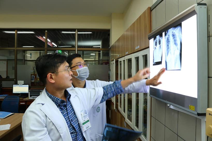 Phẫu thuật thành công khối u trung thất khổng lồ chèn ép toàn bộ khoang phổi của bệnh nhân - Ảnh 2. Phẫu thuật thành công khối u trung thất khổng lồ chèn ép toàn bộ khoang phổi của bệnh nhân - Ảnh 2.