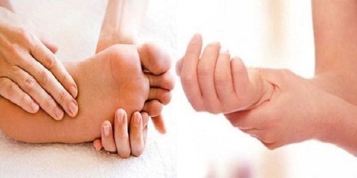 Bấm huyệt chữa tê bì, dị cảm tay chân do hóa chất trị ung thư - Ảnh 2.
