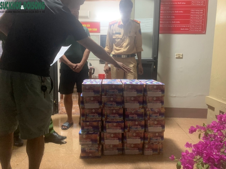 Phát hiện xe tải chở gần 100 kg pháo hoa không rõ nguồn gốc - Ảnh 1. Phát hiện xe tải chở gần 100 kg pháo hoa không rõ nguồn gốc - Ảnh 1.