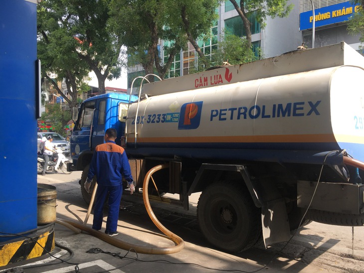 Hôm nay, giá xăng giảm nhẹ sau 4 liên tiếp tăng giá - Ảnh 1. Hôm nay, giá xăng giảm nhẹ sau 4 liên tiếp tăng giá - Ảnh 1.
