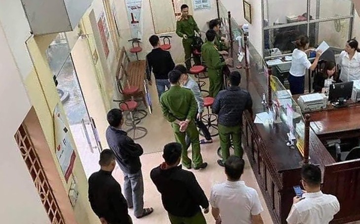 Thấy gì sau hàng loạt vụ cướp ngân hàng?