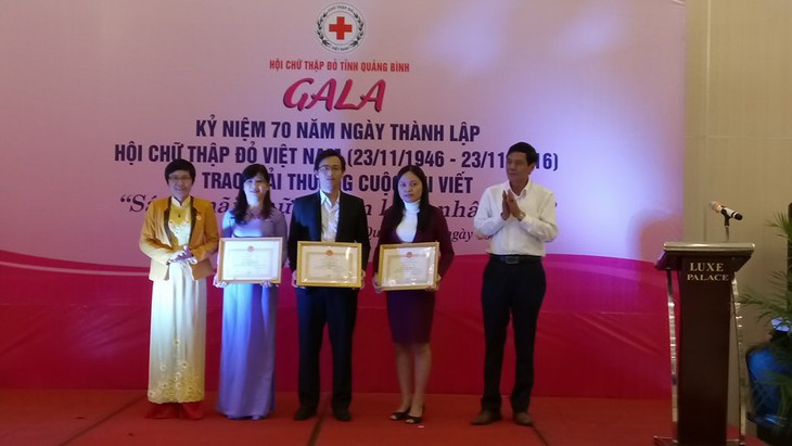 Thầy giáo trường y 30 lần hiến máu và đam mê làm thiện nguyện - Ảnh 6. Thầy giáo trường y 30 lần hiến máu và đam mê làm thiện nguyện - Ảnh 6.