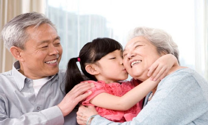 Khi tuổi càng cao,  những thay đổi cả thể chất lẫn tinh thần của người cao tuổi cần nhận được sự quan tâm, chăm sóc phù hợp của con cháu.