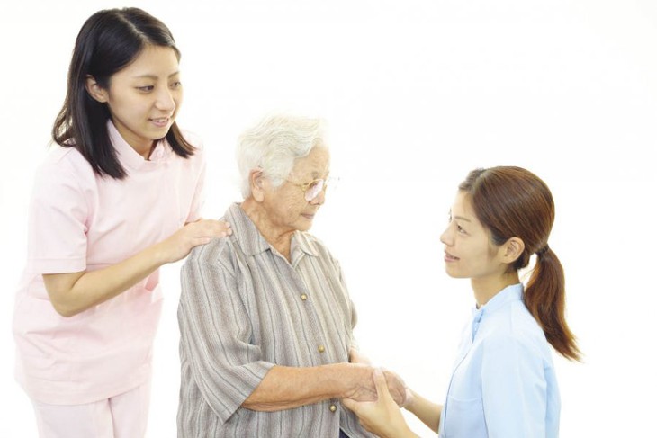 Chăm sóc cho người cao tuổi quá kỹ lưỡng, có sự tế nhị, tôn trọng như vậy người cao tuổi thấy thoải mái về tâm lý hơn. Ảnh minh họa