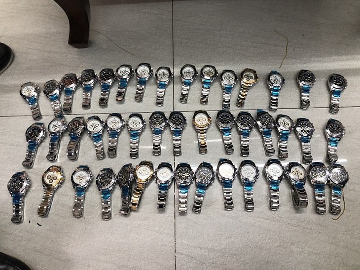 Thu giữ nhiều hàng giả mạo nhãn hiệu Rolex, Chanel, Gucci tại Trung tâm thương mại An Đông - Ảnh 3. Thu giữ nhiều hàng giả mạo nhãn hiệu Rolex, Chanel, Gucci tại Trung tâm thương mại An Đông - Ảnh 3.