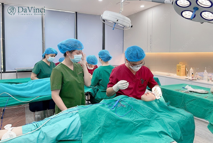 Cắt mí hỏng tại thẩm mỹ "chui", một phụ nữ gần như bị hỏng 1 mắt - Ảnh 1.