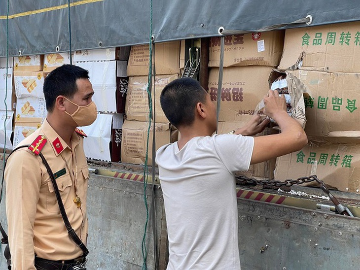 Lật tẩy xe chuyển phát nhanh vận chuyển hàng tấn thực phẩm “bẩn” - Ảnh 3.