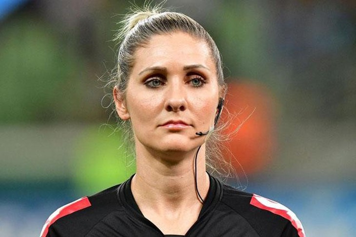 Chiêm ngưỡng nhan sắc mỹ miều của nữ trọng tài đầu tiên tại World Cup - Ảnh 3. Chiêm ngưỡng nhan sắc mỹ miều của nữ trọng tài đầu tiên tại World Cup ảnh 3