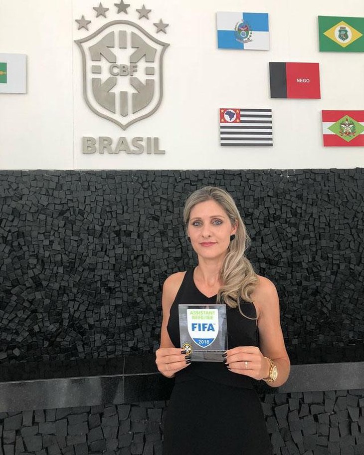 Chiêm ngưỡng nhan sắc mỹ miều của nữ trọng tài đầu tiên tại World Cup - Ảnh 8. Chiêm ngưỡng nhan sắc mỹ miều của nữ trọng tài đầu tiên tại World Cup ảnh 8