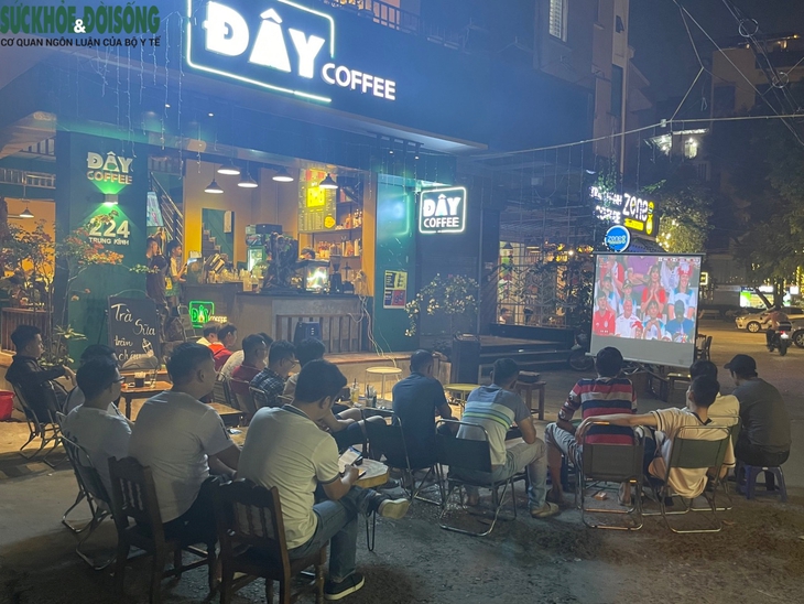 Người Hà Nội đổ về nhà hàng, quán cà phê xem World Cup 2022 - Ảnh 1.