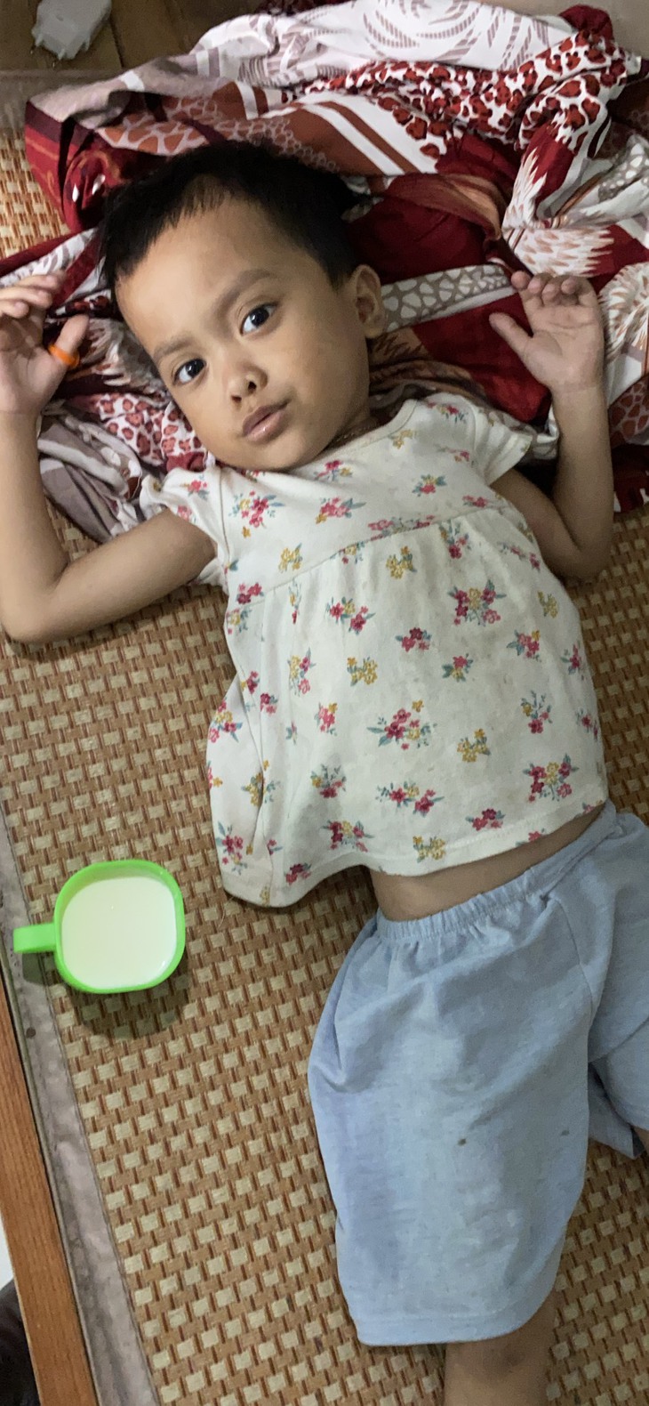 MS 805: Cuộc sống khốn cùng của gia đình hai mẹ con cùng mắc bệnh trọng không tiền cứu chữa - Ảnh 2. MS 805: Cuộc sống khốn cùng của gia đình hai mẹ con cùng mắc bệnh trọng không tiền cứu chữa - Ảnh 2.