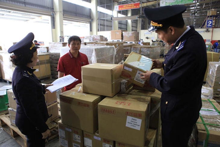 Từ 1/12, tăng cường xử lý buôn lậu, vận chuyển trái phép hàng hóa qua cảng hàng không quốc tế - Ảnh 1.