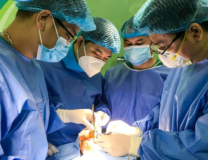 Trẻ sơ sinh nhỏ tuổi nhất ở Việt Nam trải qua cuộc phẫu thuật tạo hình khe hở mặt phức tạp - Ảnh 1. Trẻ sơ sinh nhỏ tuổi nhất ở Việt Nam trải qua cuộc phẫu thuật tạo hình khe hở mặt phức tạp - Ảnh 1.