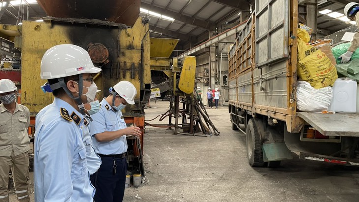 Tiêu hủy hàng hóa vi phạm với tổng trị giá gần 2 tỷ đồng - Ảnh 2.