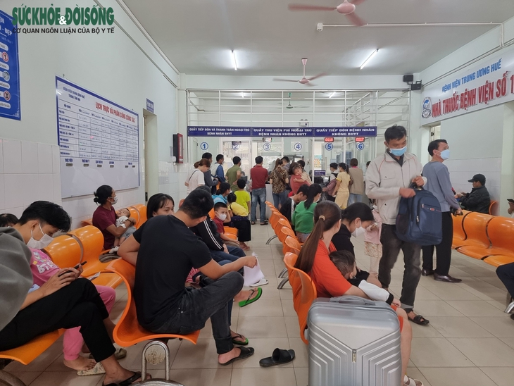 Thời tiết chuyển mùa, bệnh nhi nhập viện tăng đột biến - Ảnh 1. Thời tiết chuyển mùa, bệnh nhi nhập viện tăng đột biến - Ảnh 1.