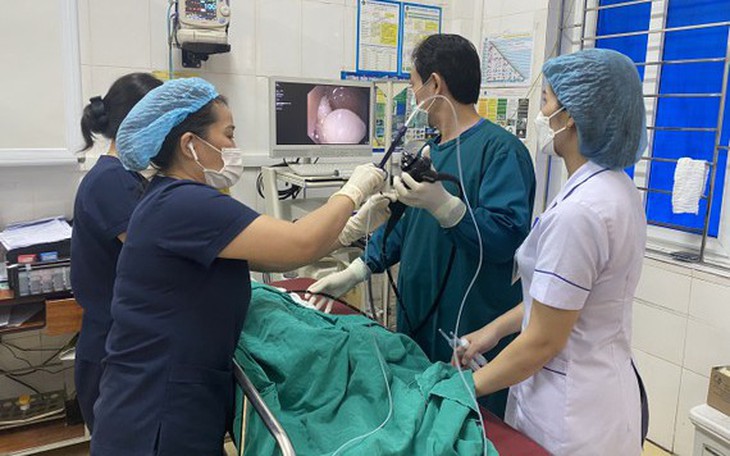 Gắp dị vật trong dạ dày bé 2 tuổi