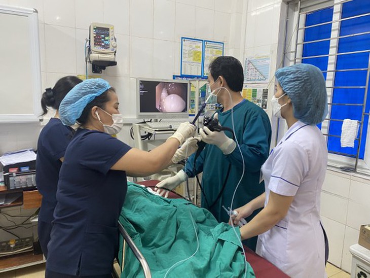 Gắp thành công dị vật trong dạ dày bé 2 tuổi - Ảnh 2.