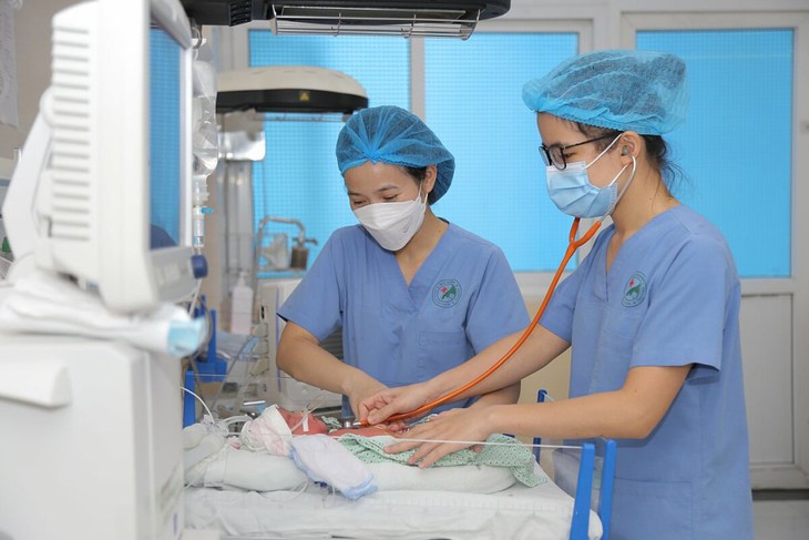 Hy hữu: Bé gái 4 ngày tuổi mắc sốt xuất huyết - Ảnh 1.