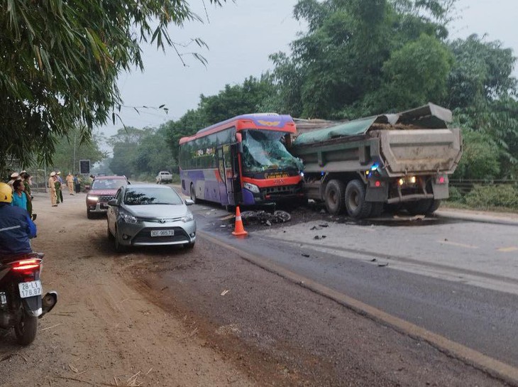 Tai nạn liên hoàn giữa xe khách, xe tải và xe máy khiến 2 người tử vong - Ảnh 1. Tai nạn liên hoàn giữa xe khách, xe tải và xe máy khiến 2 người tử vong - Ảnh 1.