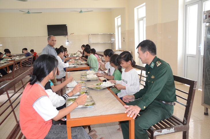 "Đồng hành cùng ký túc xá vùng biên" - Ảnh 5.