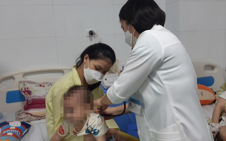 Trẻ mắc bệnh liên tiếp, nhiều bệnh viện quá tải - Ảnh 2.