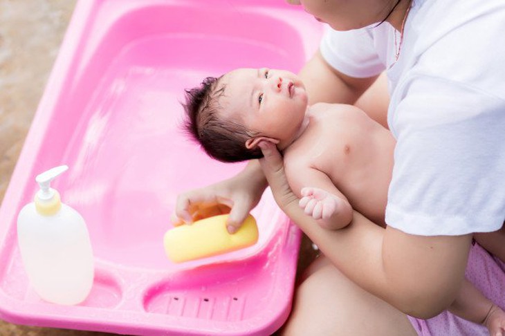 Trẻ sơ sinh cần vệ sinh, tắm rửa đúng cách - Ảnh 2.