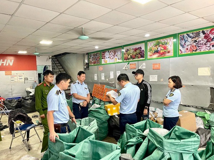 Thu giữ pháo nổ trong kiện hàng chuyển phát nhanh - Ảnh 2.