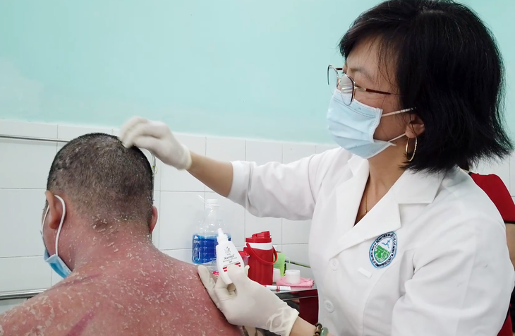 Nhiều trường hợp nhập viện do sử dụng thuốc chữa vảy nến trên mạng - Ảnh 1. Nhiều trường hợp nhập viện do sử dụng thuốc chữa vảy nến trên mạng - Ảnh 1.