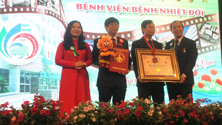 Bệnh viện Bệnh Nhiệt đới TP.HCM được trao kỷ lục bệnh viện lâu đời nhất Việt Nam - Ảnh 1.