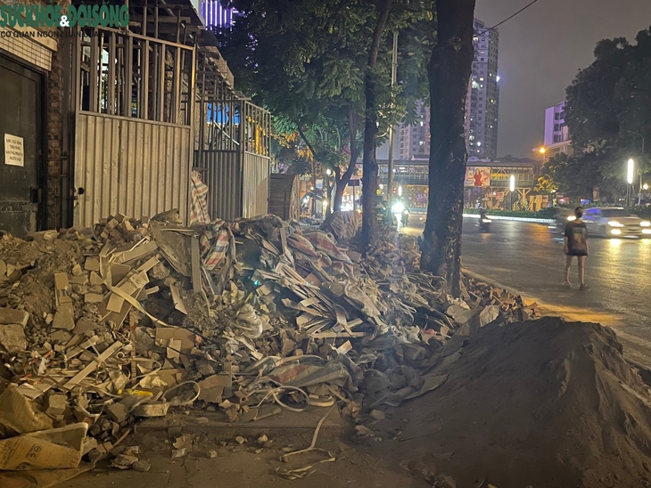 Cải tạo vỉa hè Hà Nội: An toàn giao thông có được đảm bảo? - Ảnh 4.