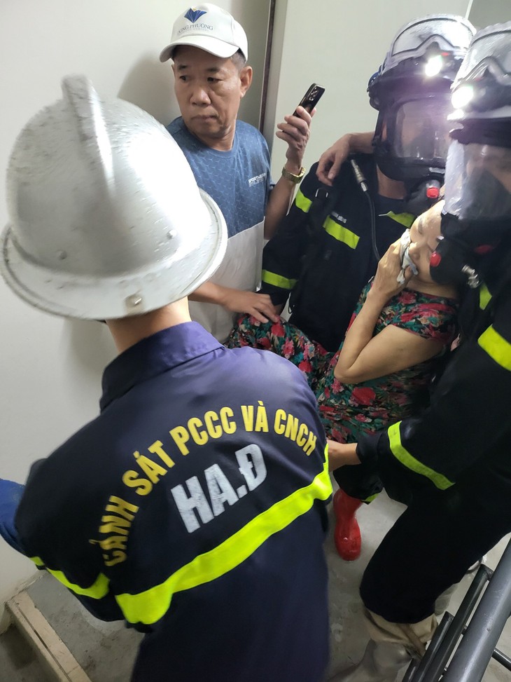 Cháy căn hộ chung cư, Cảnh sát PCCC kịp thời giúp 2 cư dân thoát khỏi vụ hỏa hoạn - Ảnh 1.