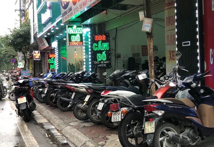 Mới đầu mùa World Cup, nhiều cửa hiệu cầm đồ đã trật cứng 'đồ cầm' - Ảnh 1.