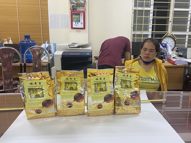 Bắt nữ quái vận chuyển ma túy số lượng lớn ngụy trang trong túi trà - Ảnh 1. Bắt nữ quái vận chuyển ma túy số lượng lớn ngụy trang trong túi trà - Ảnh 1.