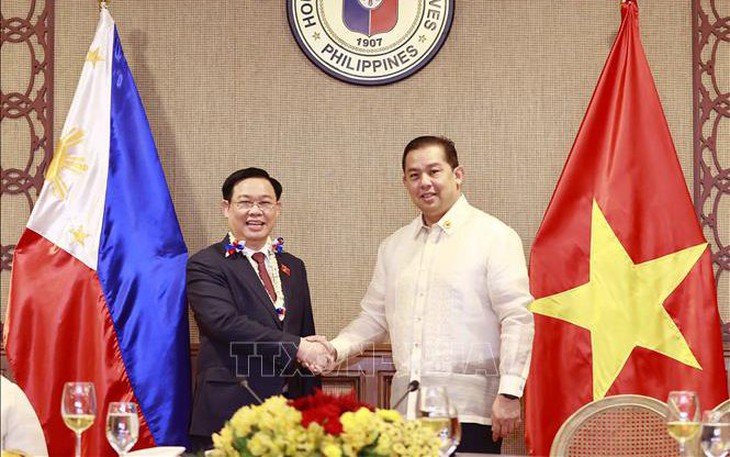 Chủ tịch Quốc hội Vương Đình Huệ hội đàm với Chủ tịch Hạ viện Philippines