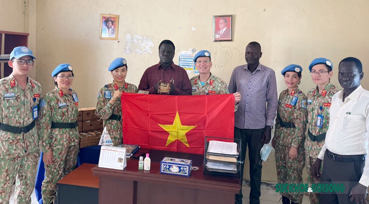 Bác sĩ "mũ nồi xanh" Việt Nam tặng sách vở cho học sinh tại Nam Xu - Đăng - Ảnh 1. Bác sĩ "mũ nồi xanh" Việt Nam tặng sách vở cho học sinh tại Nam Xu - Đăng - Ảnh 1.