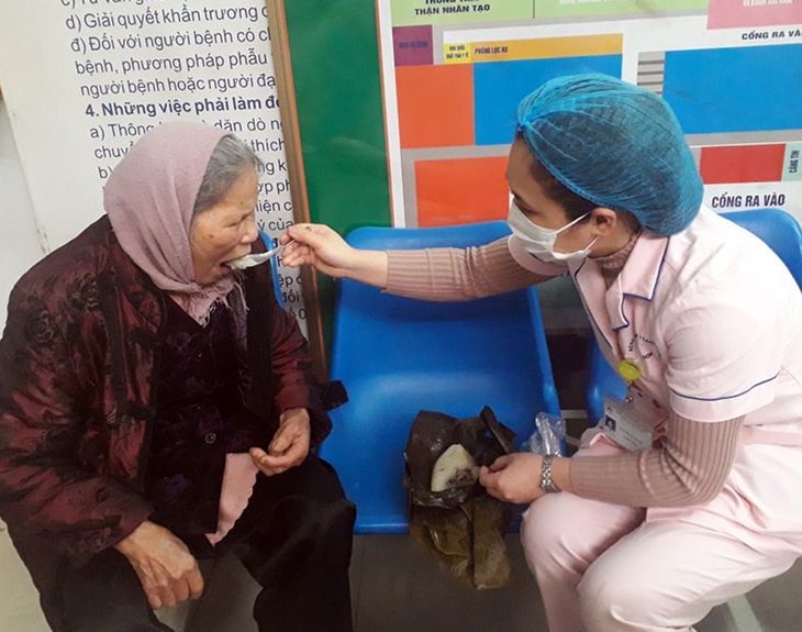Công tác xã hội là cánh tay nối dài của Bệnh viện giúp đỡ bệnh nhân vượt qua mọi khó khăn - Ảnh 1. Công tác xã hội là cánh tay nối dài của Bệnh viện giúp đỡ bệnh nhân vượt qua mọi khó khăn - Ảnh 1.