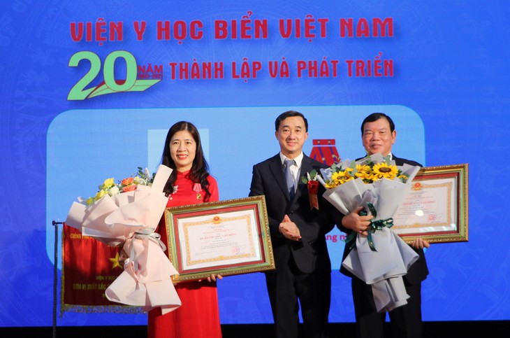 Viện Y học biển Việt Nam kỷ niệm 20 năm xây dựng và trưởng thành - Ảnh 4. Viện Y học biển Việt Nam kỷ niệm 20 năm xây dựng và trưởng thành - Ảnh 4.