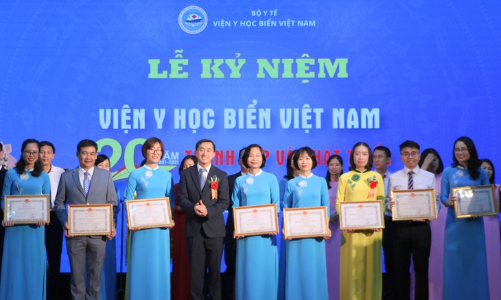Viện Y học biển Việt Nam kỷ niệm 20 năm xây dựng và trưởng thành - Ảnh 8. Viện Y học biển Việt Nam kỷ niệm 20 năm xây dựng và trưởng thành - Ảnh 8.