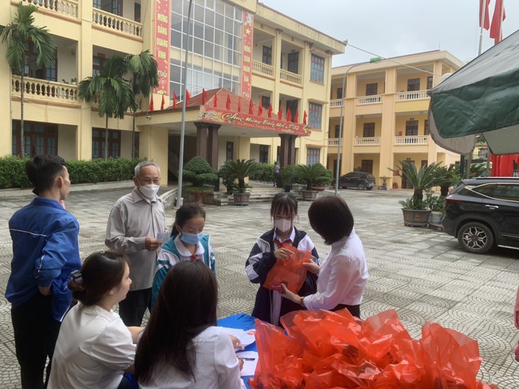 Hơn 350 người nghèo ở Bắc Ninh được KCB miễn phí - Ảnh 6. Hơn 350 người nghèo ở Bắc Ninh được KCB miễn phí - Ảnh 6.