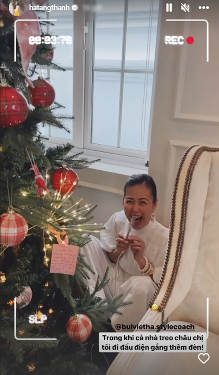 Tăng Thanh Hà trèo thang trang trí Noel sớm tại biệt thự, cây thông cao gấp 3 lần ái nữ gây chú ý - Ảnh 4. Tăng Thanh Hà trèo thang trang trí Noel sớm tại biệt thự, cây thông cao gấp 3 lần ái nữ gây chú ý - Ảnh 4.