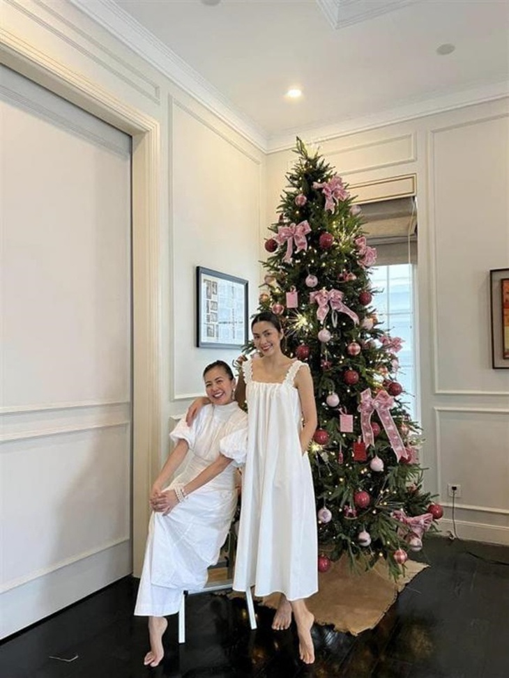 Tăng Thanh Hà trèo thang trang trí Noel sớm tại biệt thự, cây thông cao gấp 3 lần ái nữ gây chú ý - Ảnh 2. Tăng Thanh Hà trèo thang trang trí Noel sớm tại biệt thự, cây thông cao gấp 3 lần ái nữ gây chú ý - Ảnh 2.