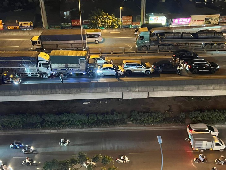 6 ô tô tông liên hoàn trên Vành đai 3, giao thông ùn tắc nghiêm trọng - Ảnh 2. 6 ô tô tông liên hoàn trên Vành đai 3, giao thông ùn tắc nghiêm trọng - Ảnh 2.