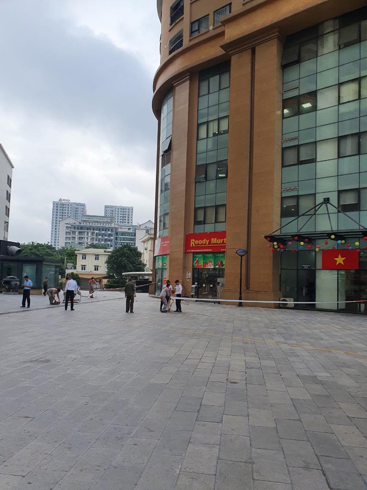 Nam thanh niên rơi từ tầng cao ở chung cư Kim Văn - Kim Lũ - Ảnh 1. Nam thanh niên rơi từ tầng cao ở chung cư Kim Văn - Kim Lũ - Ảnh 1.
