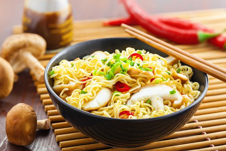 Mì ăn liền - người kêu ăn được, kẻ bảo chất độc: Chuyên gia dinh dưỡng hướng dẫn cách chế biến mì gói an toàn - Ảnh 3. Mì ăn liền - người kêu ăn được, kẻ bảo chất độc: Chuyên gia dinh dưỡng hướng dẫn cách chế biến mì gói an toàn - Ảnh 3.
